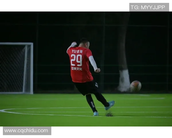 足球球星训练日常展现压腿动作塑造力量与柔韧的独特瞬间